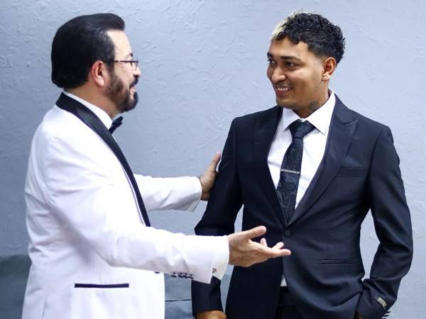 El tiktoker hondureño, Supremo, recibió el año 2026 acompañado de su madre, y en la Iglesia de Cristo Ebenezer, en San Pedro Sula. El famoso creador de contenido también expresó su profunda admiración por el líder de esta congregación, el pastor guatemalteco, y ya nacionalizado como hondureño, Germán Ponce.