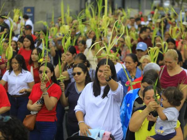 Con ramos de palma en las manos y muestras de fe, cientos de feligreses salieron desde tempranas horas este Domingo de Ramos para conmemorar el inicio de la Semana Santa.