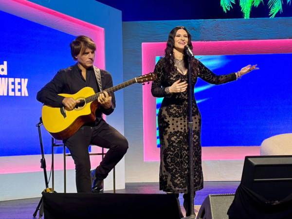 La artista italiana Laura Pausini acompañada de su esposo, el guitarrista Paolo Carta, canta durante el segundo día de la Semana de la Música Latina de Billboard este 21 de octubre de 2025, en el teatro The Fillmore de Miami Beach (Estados Unidos).