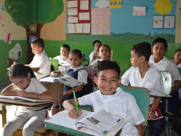 Estudiantes de educación básica participan en clases.