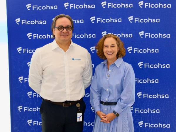 German Castañeda, vicepresidente de Comunicación Corporativa y Ana María Rubio, vicepresidenta de Talento Humano, presentes en la celebración del 32 aniversario de Grupo Ficohsa.
