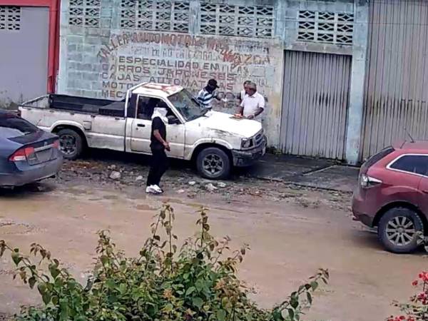 VIDEO: A plena luz del día y con los rostros cubiertos le roban camioneta a pareja en SPS