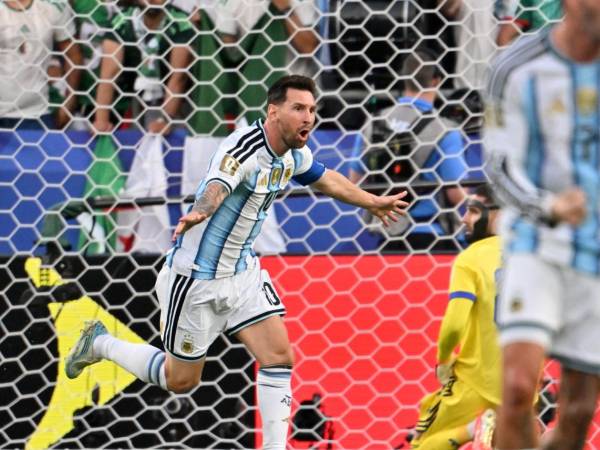 Messi festeja uno de sus goles en una noche histórica con la Albiceleste en su estreno mundialista.