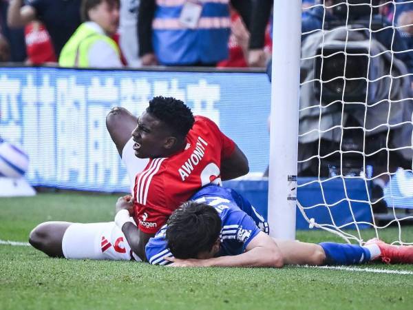 Reconocido futbolista de la Premier League de Inglataterra vive unas horas críticas en el hospital después de una operación de urgencia .