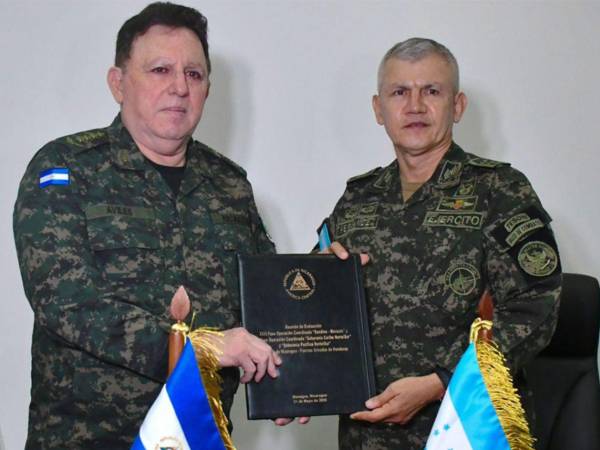 Los comandantes del Ejército de Nicaragua y Honduras, Julio César Avilés y Roosevelt Hernández.