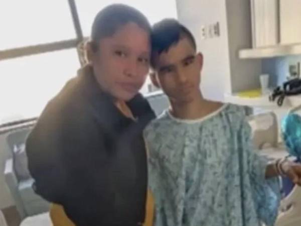 El menor, Emmanuel González García junto a su madre.