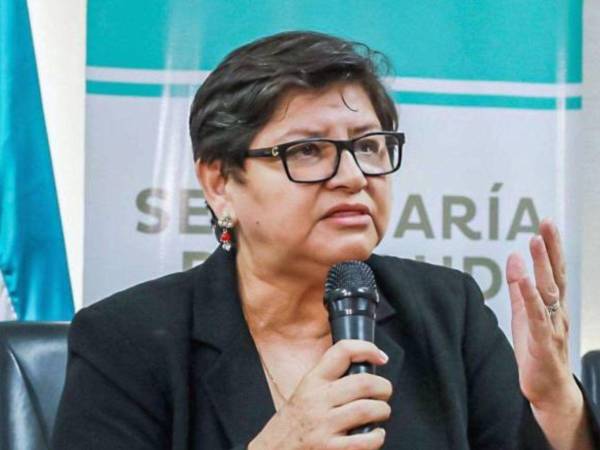 Carla Paredes, ministra de Salud, durante una conferencia de prensa en Tegucigalpa.