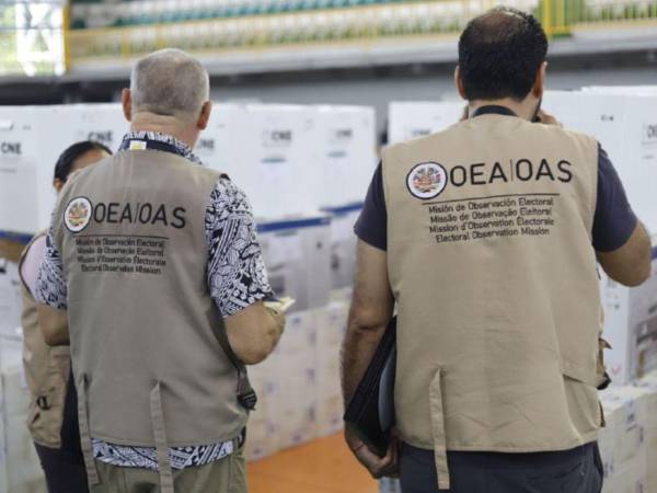Observadores electorales de la Organización de Estados Americanos (OEA) durante las elecciones en Honduras.