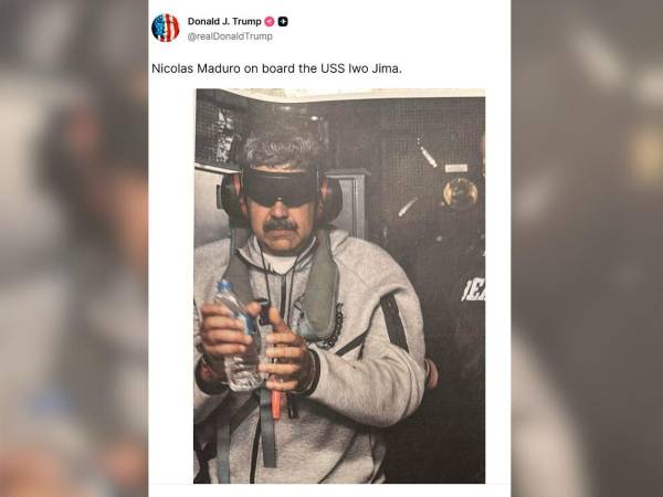 Fotografía tomada de la cuenta oficial @realDonaldTrump en Truth Social del presidente de Estados Unidos, Donald Trump, en la que se ve al presidente de Venezuela Nicolás Maduro, a bordo del USS Iowa Jima.