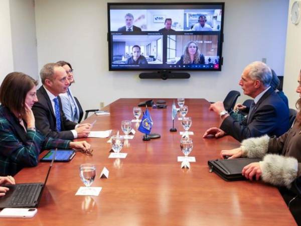 Nasry Asfur, presidente electo de Honduras sostiene una reunión con representantes del Banco Interamericano de Desarrollo (BID).