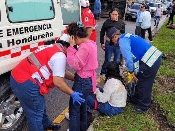 Cuerpo de la Cruz Roja Hondureña atienden a varios de los afectados del accidente.