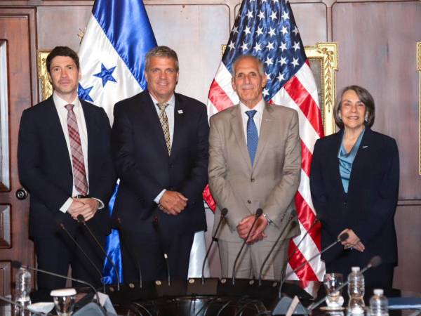 El presidente Nasry Asfura junto a Thomas R. Hardy, subdirector y director de Operaciones de la Agencia de Comercio y Desarrollo de Estados Unidos (USTDA).