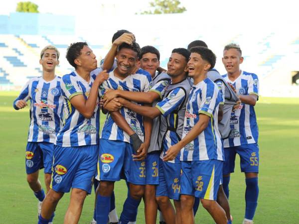 Jugadores del Victoria celebrando el gol ante el Real España.