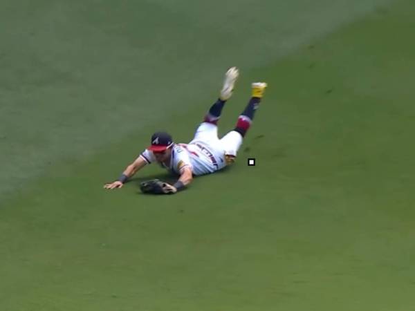 El catracho protagonizó una espectacular atrapada ante una línea conectada por Bryce Harper que evitó una situación peligrosa para su equipo.