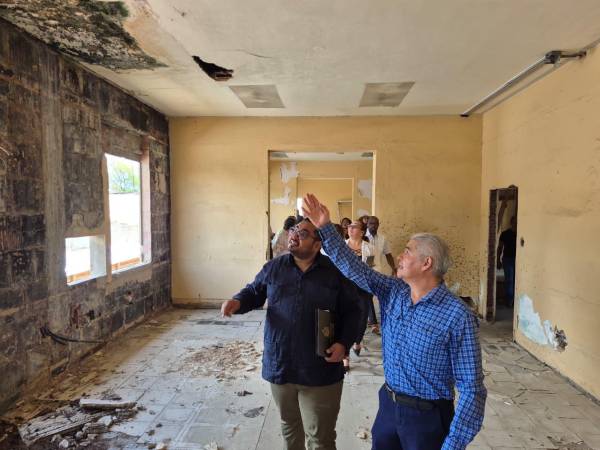 El ministro de Cultura, Yaser Handal, junto a representantes de la alcaldía ceibeña, en su recorrido por el viejo edificio de la Aduana, dijo que se disponen de 31 millones de lempiras para culminar la obra de la Casa de la Cultura, tras superar los problemas legales y técnicos que dejaron el proyecto abandonado.