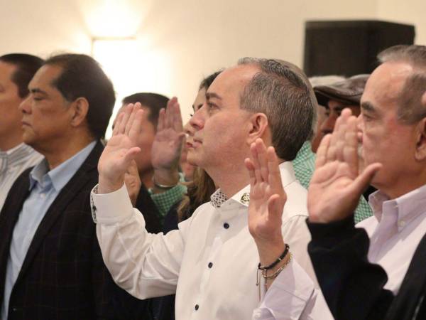 Daniel Otero juramentando en la asamblea realizada para definir al nuevo presidente del Marathón