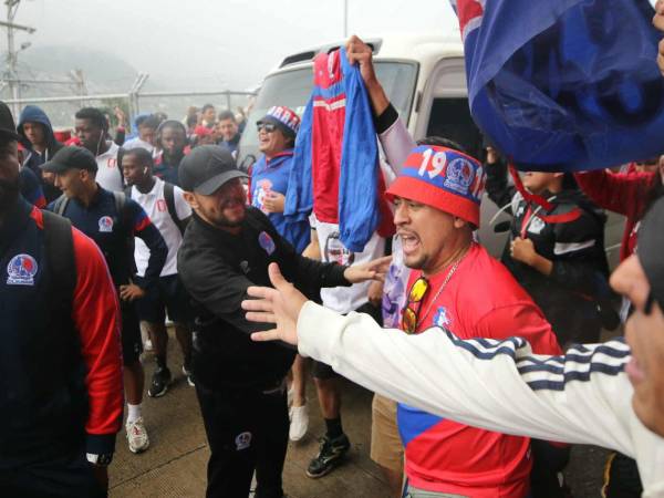 Jugadores del Olimpia hablando con miembros de la Ultra Fiel.