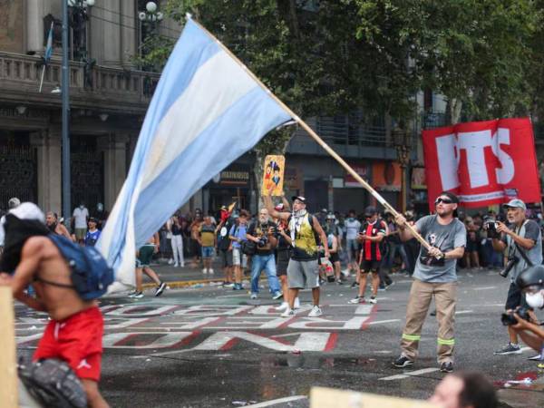 Cientos de manifestantes se concentraron este jueves en las puertas del Congreso de Argentina para protestar contra el proyecto de reforma laboral que se debate en la Cámara de Diputados, en simultáneo con una huelga general para repudiar la iniciativa impulsada por el Gobierno de Javier Milei.
