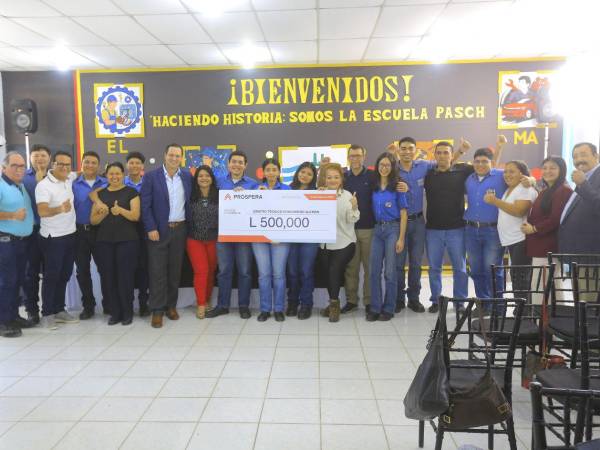 El grupo de jóvenes celebró junto a sus padres de familia y docentes la donación de Fundación Próspera entregada por el director ejecutivo, Erick Brimen.