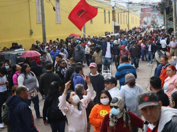 Colectivos de Libre provocaron un ambiente tenso afuera del CNE.