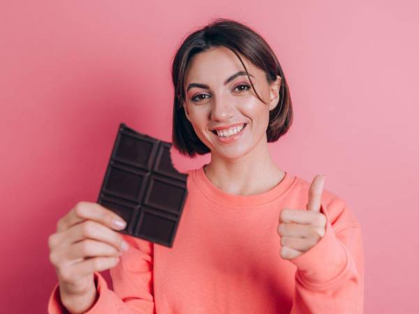 Trata de elegir opciones con mayor porcentaje de cacao y menos azúcar para aprovechar mejor sus propiedades