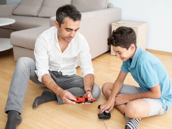 Cuando los padres resuelven todo por sus hijos, ellos aprenden que equivocarse es algo que debe evitarse a toda costa y no una parte normal de aprendizaje.