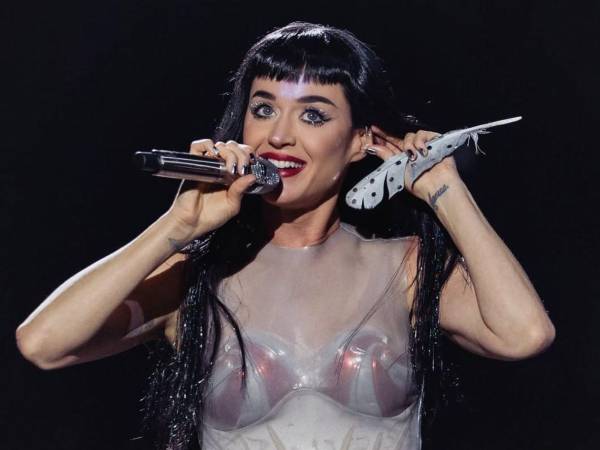 La estrella del pop Katy Perry ha tenido una prolífica carrera musical, con una discografía tan icónica que incluso la llevó al espacio. En la Tierra, también ha conquistado a muchas personas. Perry ha tenido romances muy sonados a lo largo de la década del 2000, con amoríos que inspiraron su propia música, así como la de otros (ejem, John Mayer). Tras un inestable hogar con Orlando Bloom, el padre de su hija, justo esta semana, se la vio con el primer ministro canadiense, Justin Trudeau, ampliando su alcance romántico a la política.