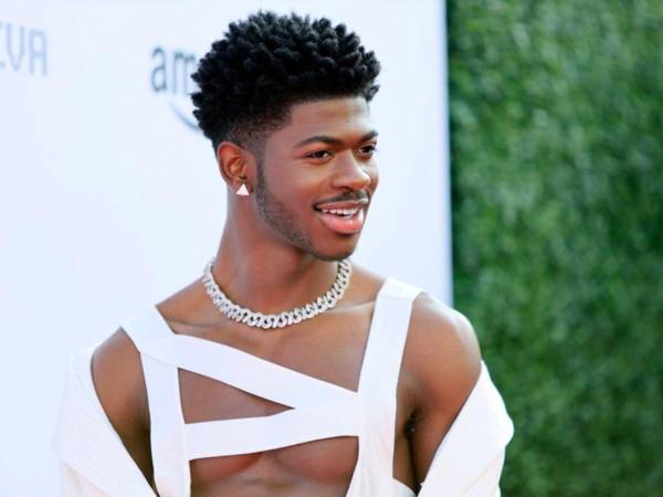 Lil Nas X enfrenta tres cargos de agresión a un oficial de policía y uno de resistencia al arresto.