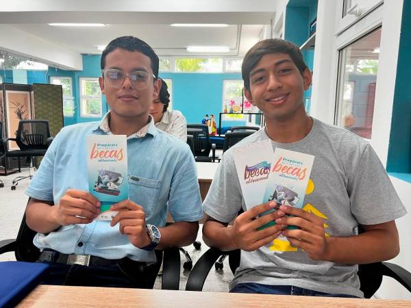 <b><span class=mln_uppercase_mln>programa.</span></b> Estudiantes con trifolios de la Expo Becas 2024.<span class=mln_uppercase_mln> </span>