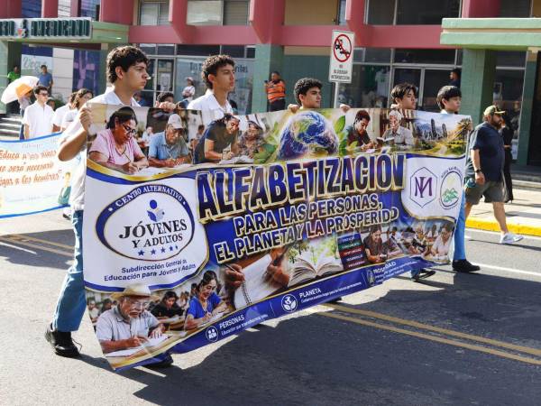 Más de 100 centros educativos participaron en San Pedro Sula en el desfile por el Día Internacional de la Alfabetización, con mensajes a favor de la educación.