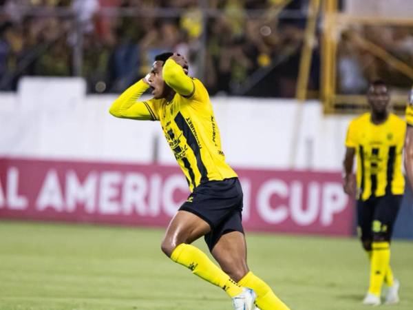 El lamento de Yeison Moreno luego de que su remate fue detenido por el portero del Xelajú.