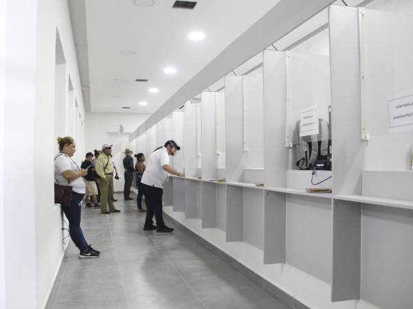 Las cabinas de atención están acondicionadas para recibir a todos los viajeros que pasan por El Amatillo.