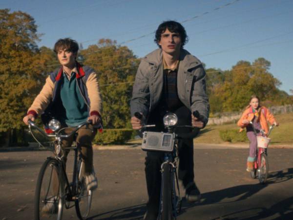 Fotograma cedido por Netflix en el que captó a los actores Noah Schnapp, como Will Byers (i); Finn Wolfhard, como Mike Wheeler, y Nell Fisher, como Holly Wheeler, durante una escena de la quinta temporada de la serie 'Stranger Things'.