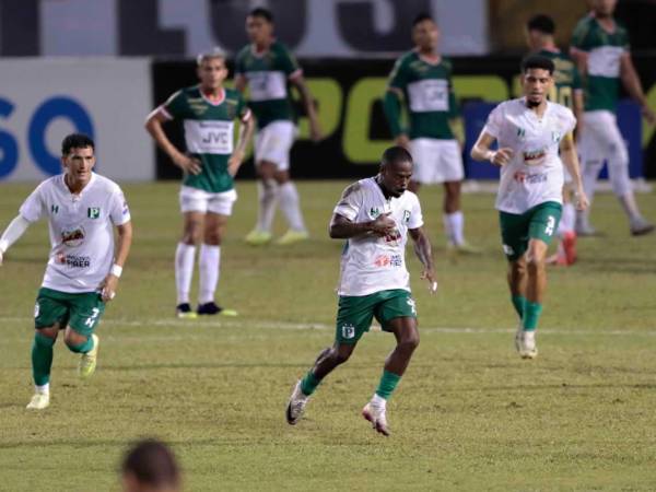 Edwin Solani Solano marcó los dos goles para el empate del Platense contra el Marathón.
