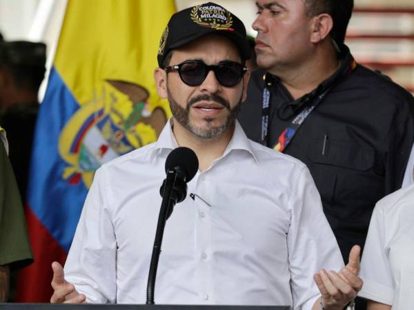 El presidente de Colombia, Abelardo de la Espriella, habla durante una rueda de prensa en Pereira.