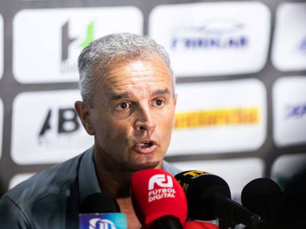 Pablo Lavallén hablando en conferencia de prensa luego del partido ante el Choloma.