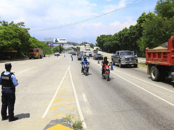 Agentes de la Policía Nacional realizan operativos permanentes en las principales salidas de San Pedro Sula.