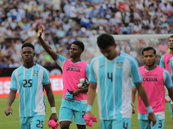 Keyrol Figueroa realizó su debut en la Selección de Honduras contra Argentina.
