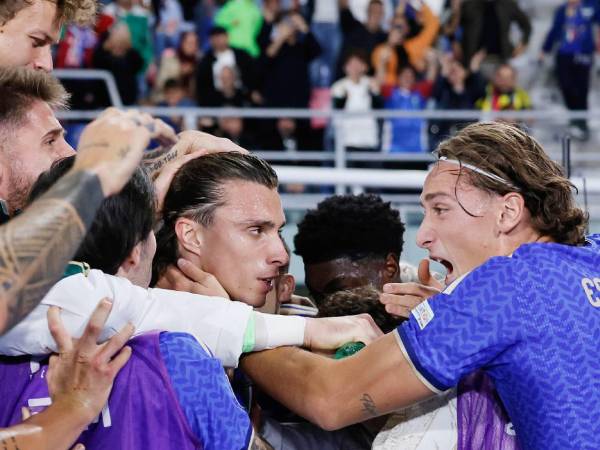 Jugadores de Italia celebrando uno de los goles en la victoria importante lograda este lunes.
