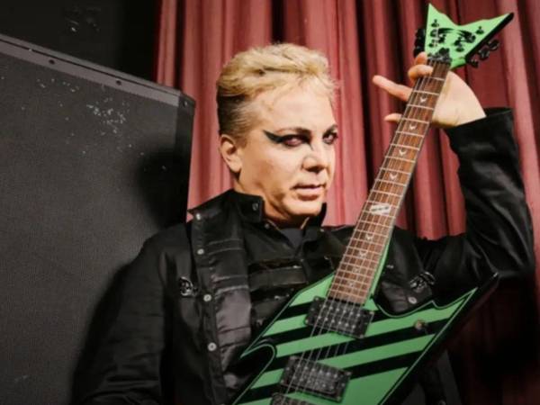 El icono del pop mexicano Cristian Castro lleva 12 años convirtiéndose en Lügh Draculea, el alter ego que construyó para subir a los escenarios en su versión metalera con su grupo La Esfinge.