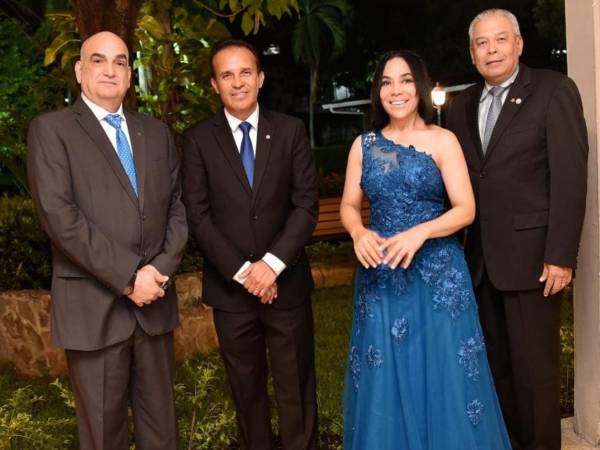 José Interiano, vice presidente entrante con Carlos Ortega, presidente entrante, María Luisa Fernández, presidente saliente y Sergio Pineda, vicepresidente saliente.