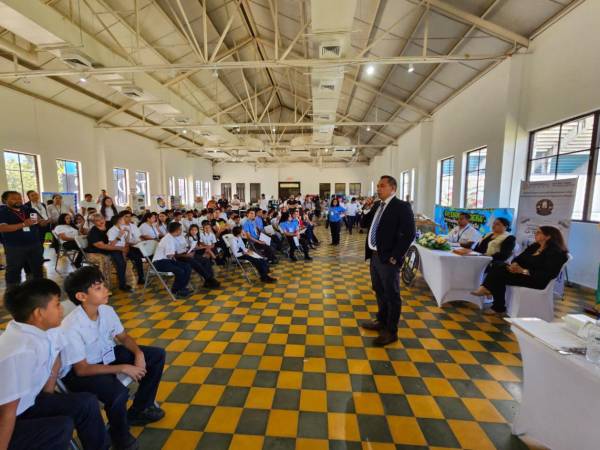 La actividad se realizó en la Plaza de las Banderas, en San Pedro Sula, donde estudiantes presentaron proyectos tecnológicos enfocados en el cambio climático.