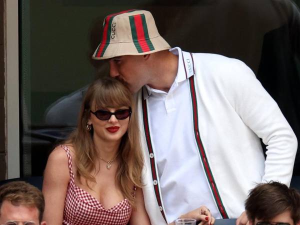 Taylor Swift y Travis Kelce se comprometieron en matrimonio tras dos años de noviazgo.