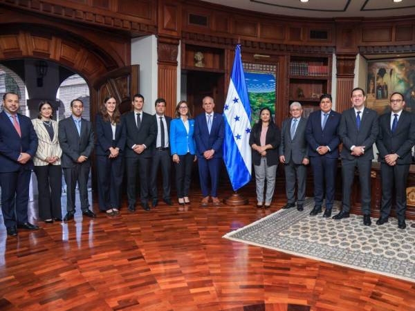 Presidente Nasry Asfura junto a varios de su gabinete de Gobierno y representantes de la agencia calificadora S&amp;P Global Ratings, conocida como Standard &amp; Poor’s.