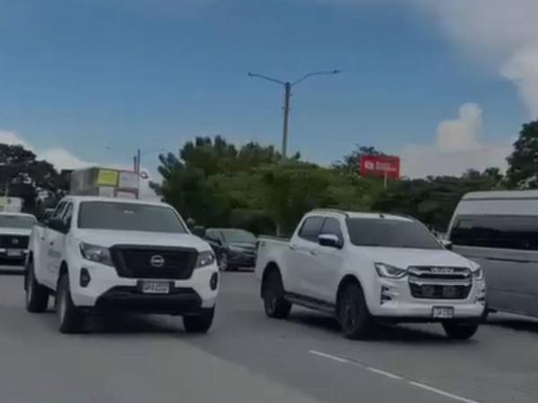 Vehículos transportan el insumo médico rumbo al hospital del IHSS.