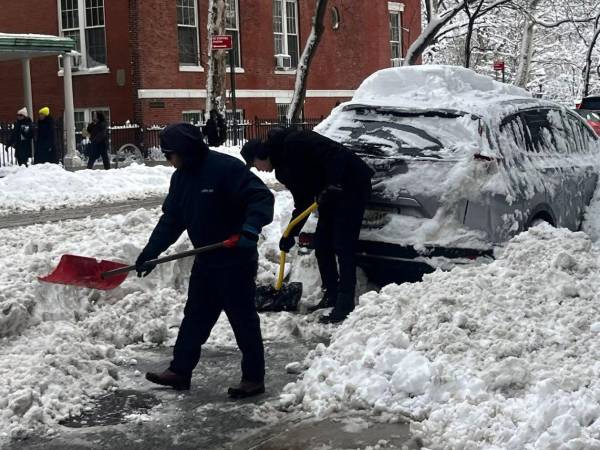 Retirar nieve de las calles durante el invierno puede convertirse en una oportunidad de empleo temporal en Nueva York, donde las autoridades anunciaron un aumento salarial para los trabajadores de emergencia que ayudan a despejar espacios públicos durante las nevadas.
