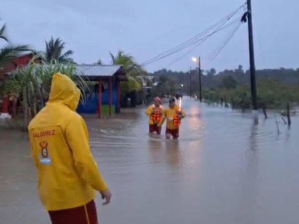 Las intensas lluvias provocadas por un frente frío afectaron la zona norte de Honduras, generando una serie de emergencias que se extendieron hasta este martes en varios departamentos del país.