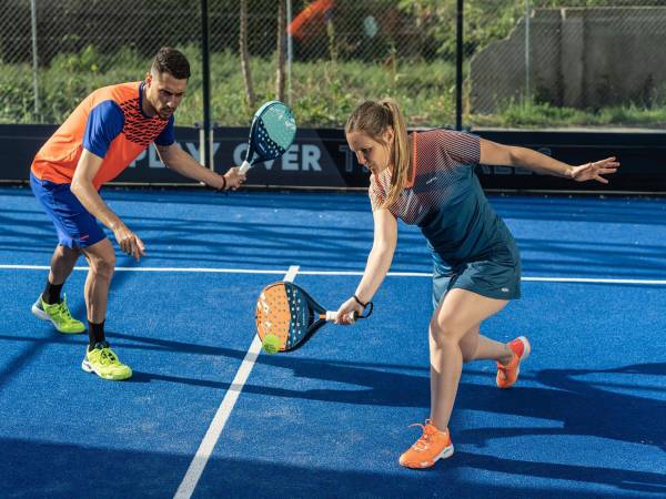 El pádel es un deporte altamente inclusivo, el 40% de sus practicantes son mujeres y además puede ser jugado por niños, jóvenes y adultos de todas las edades,.