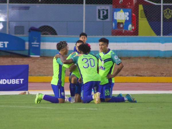 Jugadores del Olancho FC celebrando uno de sus goles ante el Platense.