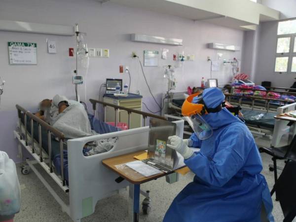 Un profesional de la salud revisa el expediente de un paciente en un hospital de Honduras durante la pandemia de covid-19.